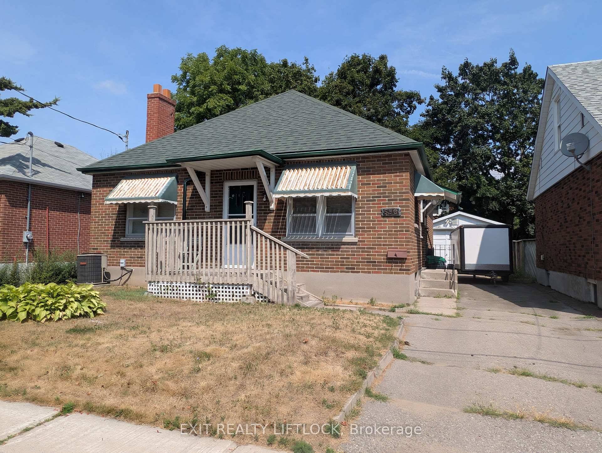 Well located brick bungalow, walk to shopping, Potential separate side entrance to basmn't.