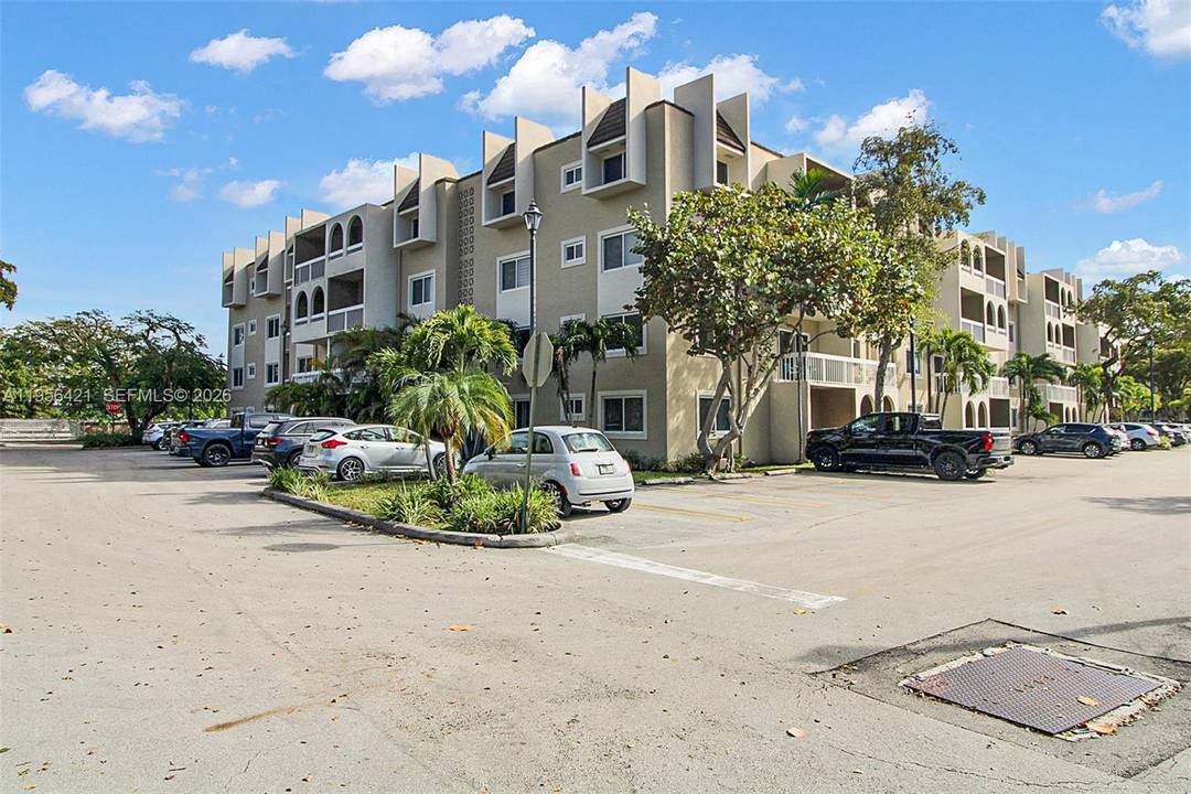 Spacious 2 Bed 2 Bath condo located near Dadeland Mall and Baptist Hospital, this 1st floor corner unit is nestled within the highly sought after and impeccably maintained community of ...