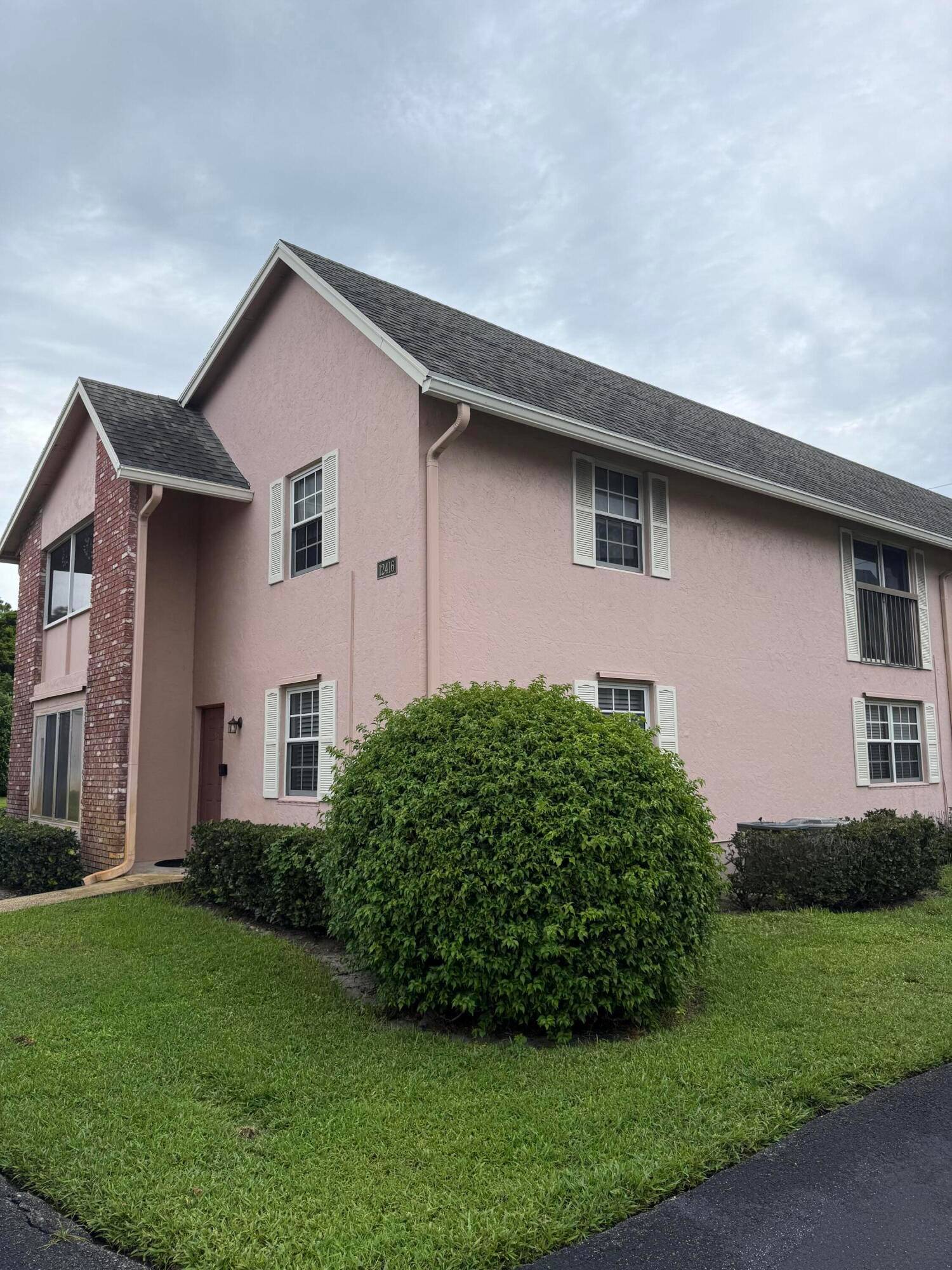 ONE FAMILY OWNED CONDO IN INCREDIBLE CONDITION WITH 2 BED 2 BATHS FOR 250K.