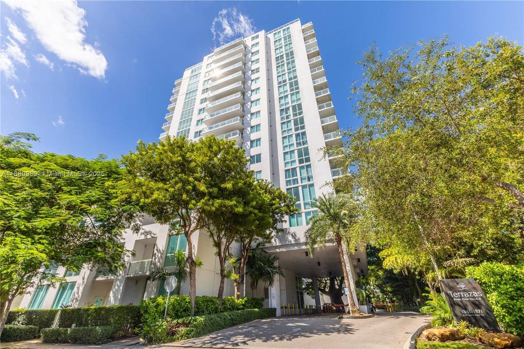 Experience privacy and style in this modern 2 bedroom, 2 bath loft style condo at Terrazas Riverpark Village located right next to the River Landing Mall.