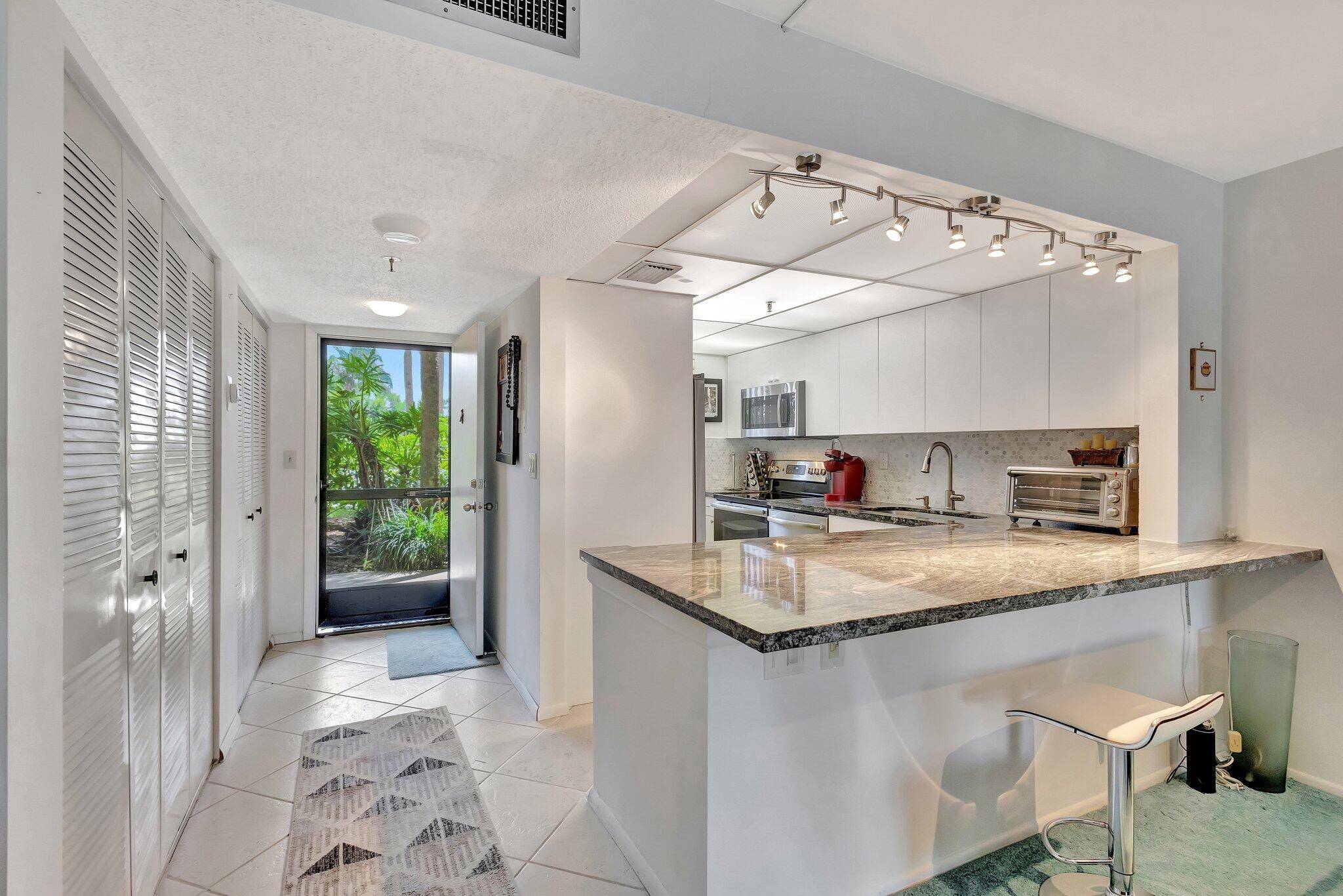 Beautifully updated 2 bedroom condo in the heart of West Palm Beach's Tennis Club community !