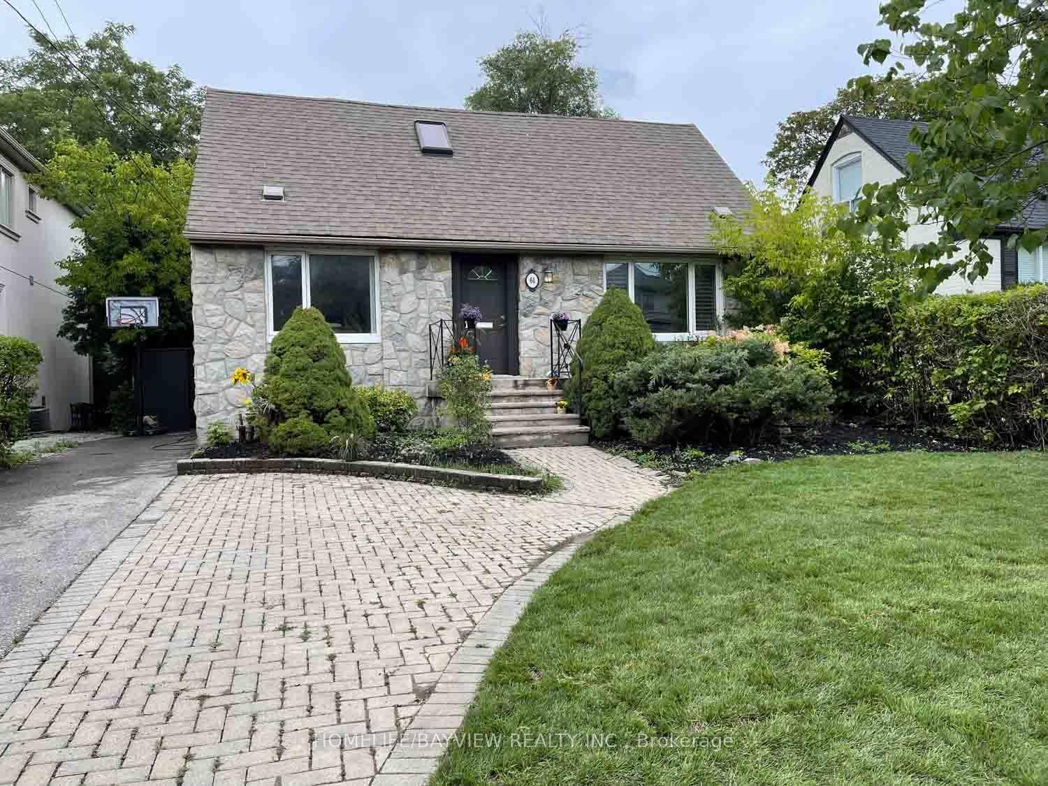 A beautiful House Situated on a Premium Lot with upgrades, very Bright, with natural lights, large windows and Sky light, Nested on a Peaceful family friendly area and Million Dollar ...