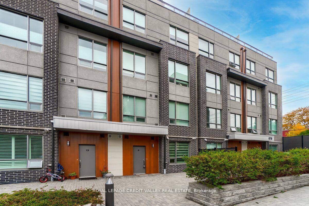 Perfect Location. Ground Floor Spacious Townhouse.