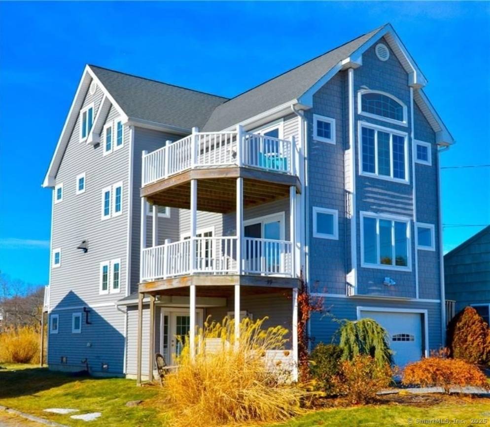 This beautifully appointed seaside retreat offers 4 bedrooms, 2.