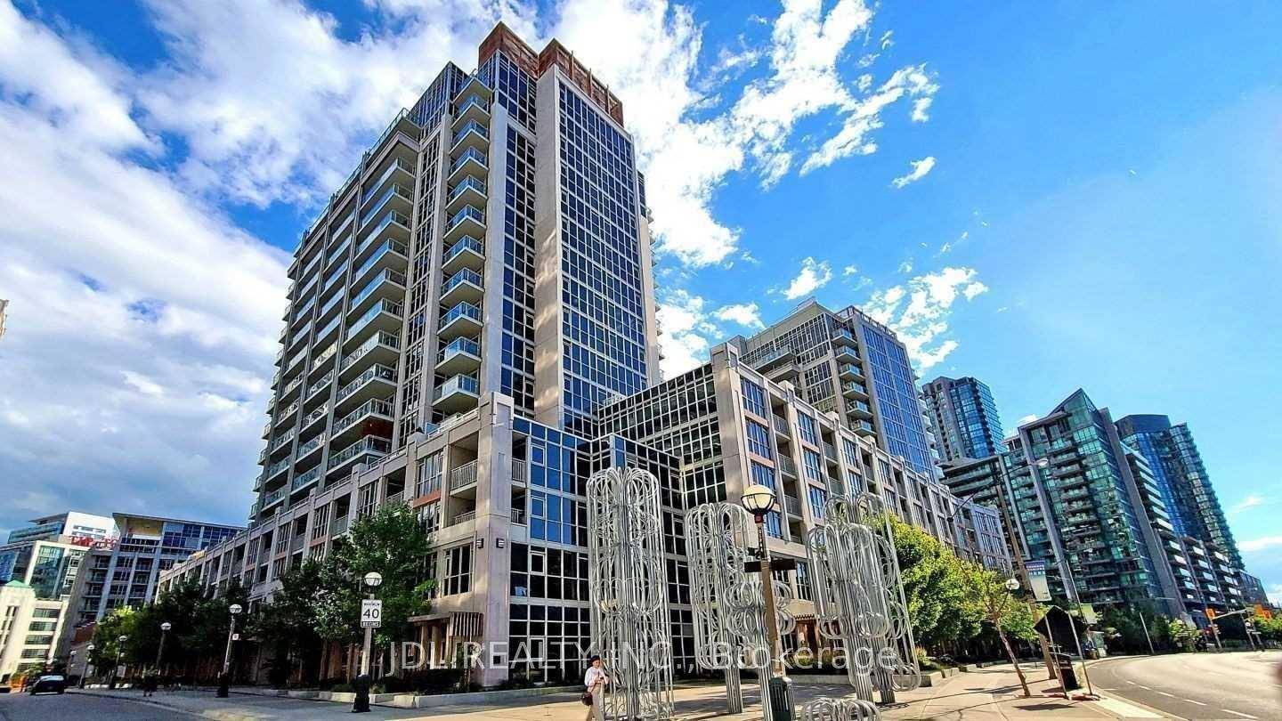 A Must Show Water Front Luxurious 1 1 Br, 2 Full Wr Unit Located In The Heart Of Fort York.