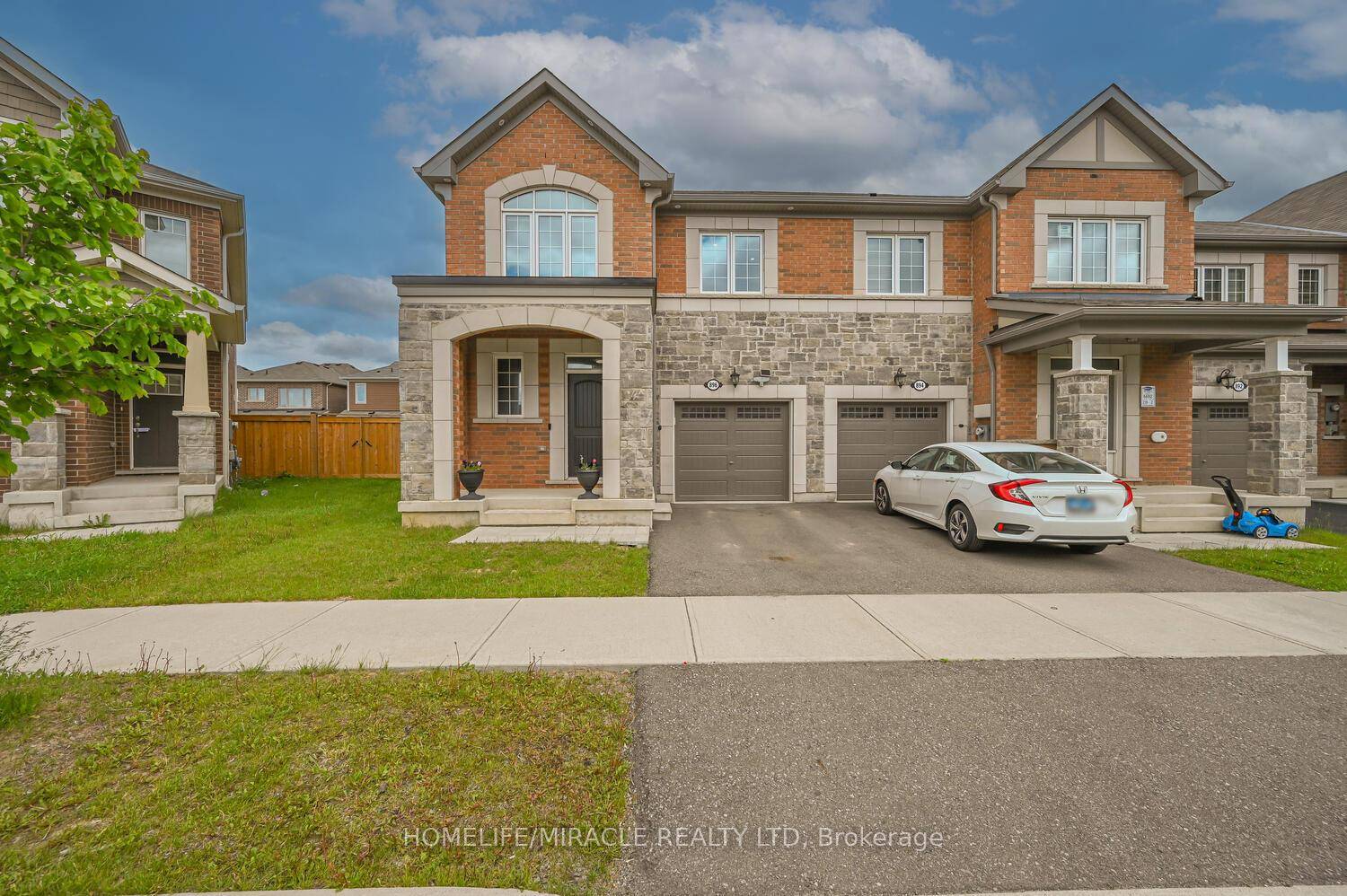 Welcome to End Unit Freehold Townhouse 896 Sumac Crescent !