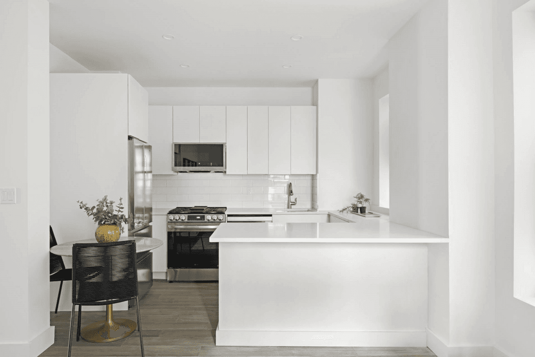 Sponsor Unit Just one flight up, Unit 4 at the Park Manhattan Condominium is a beautifully renovated, 2 3 bedroom, 2 bathroom home with oversized windows and triple exposures.