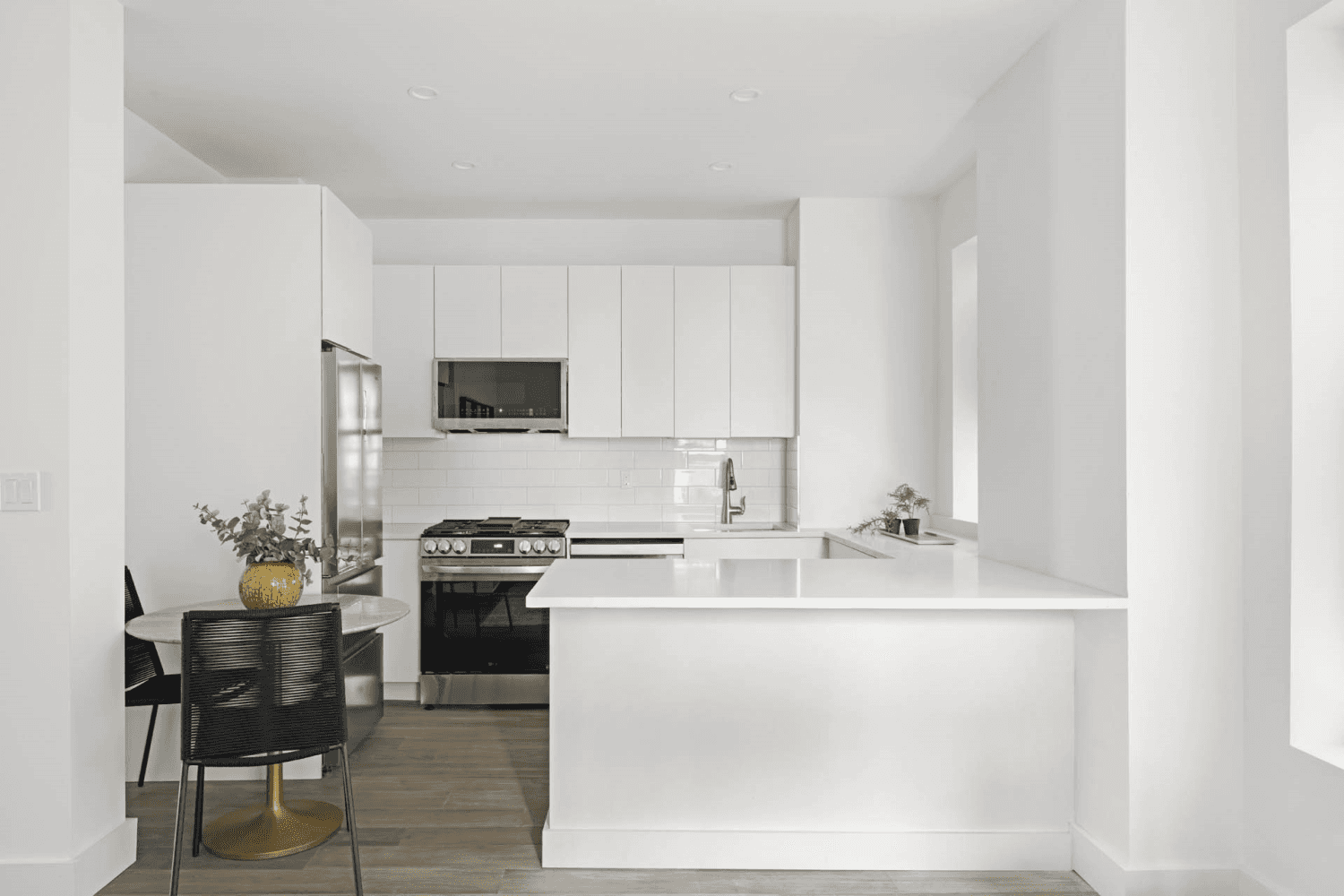 Sponsor Unit Just one flight up, Unit 4 at the Park Manhattan Condominium is a beautifully renovated, 2 3 bedroom, 2 bathroom home with oversized windows and triple exposures.