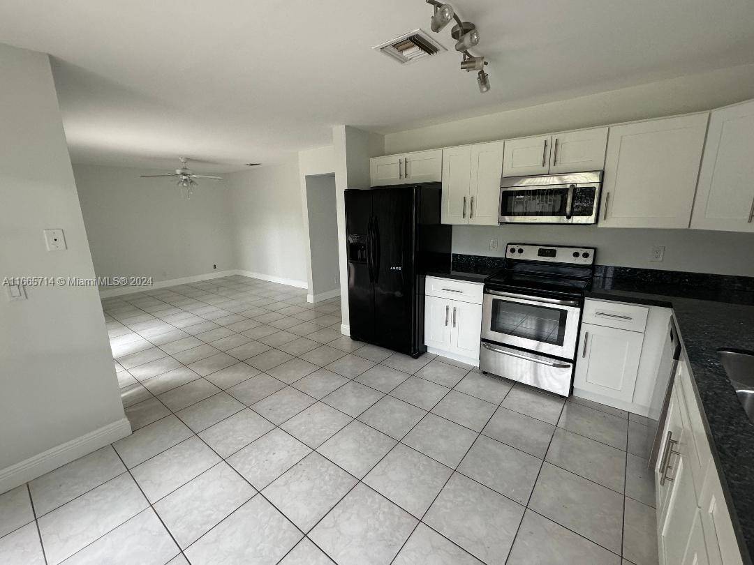 CHARMING 4 BEDROOM 2. 5 BATHROOM HOME IN THE VERY DESIRABLE BRIDGEWATER COMMUNITY !