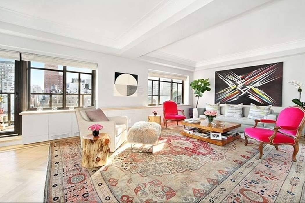 This high floor, open and airy apartment is flooded with sunlight throughout and offers open city and skyline views from every room.