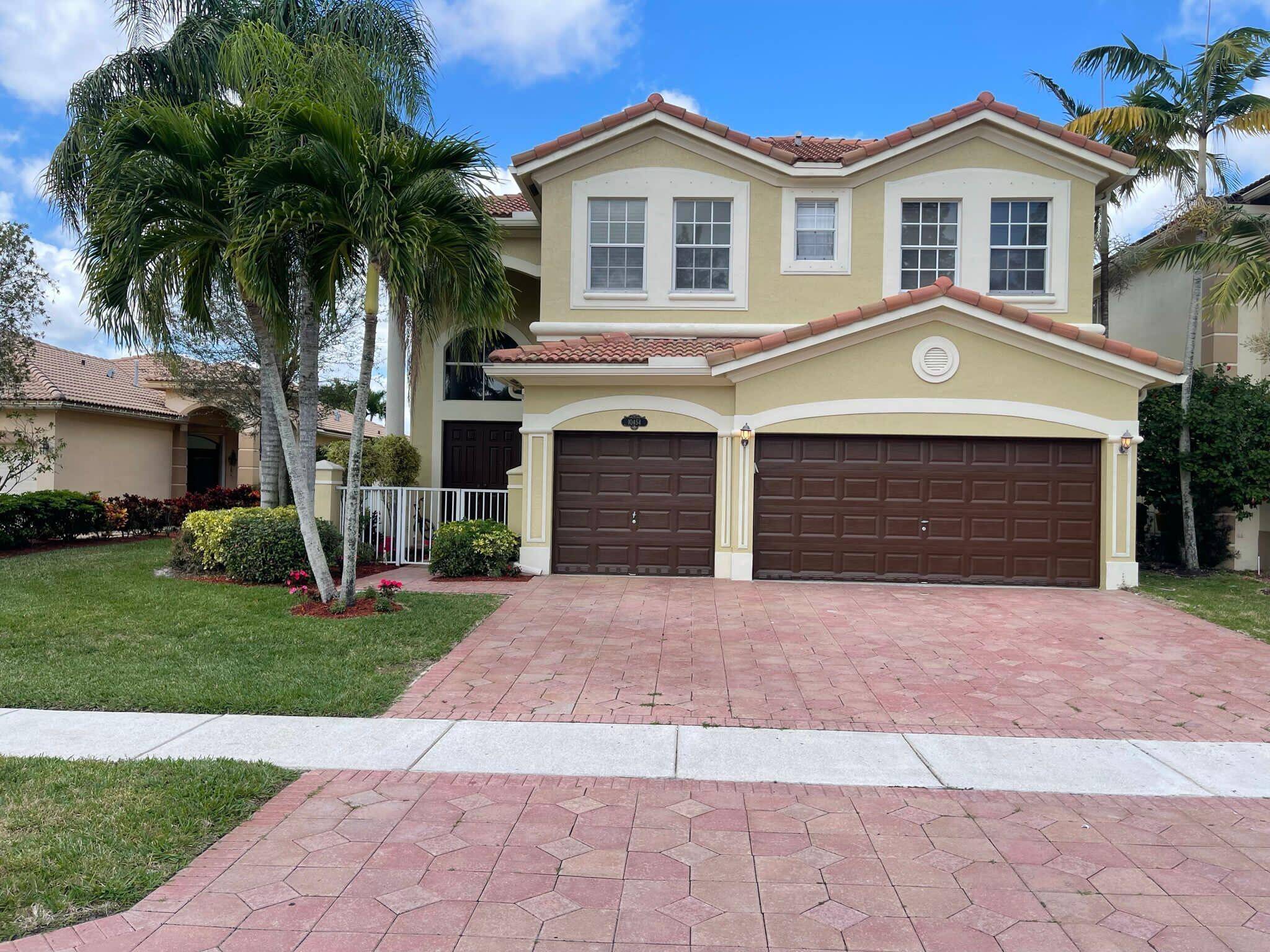 Beautifully maintained 5BR 3BA home in the heart of Wellington !