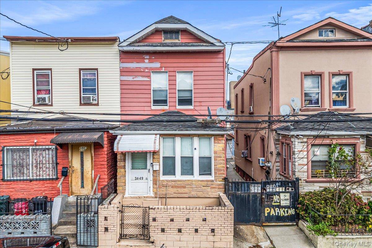 Beautifully maintained single family home with a total interior space of 1, 376 sq.