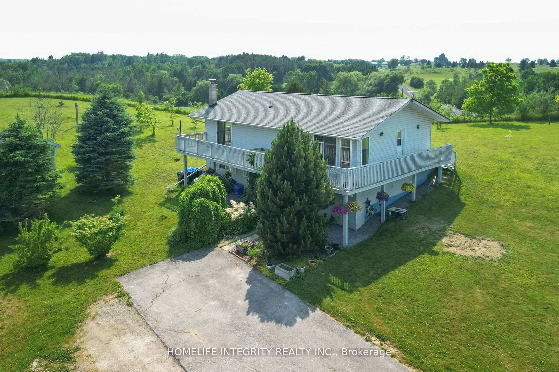 The best of both worlds with this country Bungalow set on lovely rolling hills yet only 2 mins drive into town.