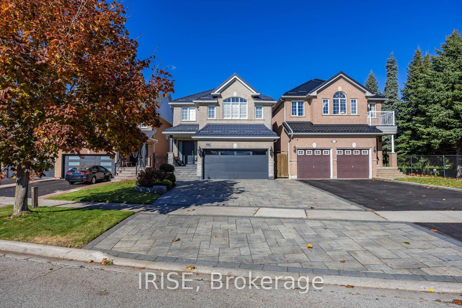 Welcome to 855 Knotty Pine Grove in sought after Meadowvale Village !