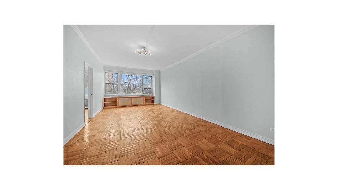 Spacious 3 Bedroom Home in The Glenbriar South Riverdale's Premier Building Welcome to The Glenbriar, one of South Riverdale's most desirable buildings, known for its prime location and outstanding amenities.