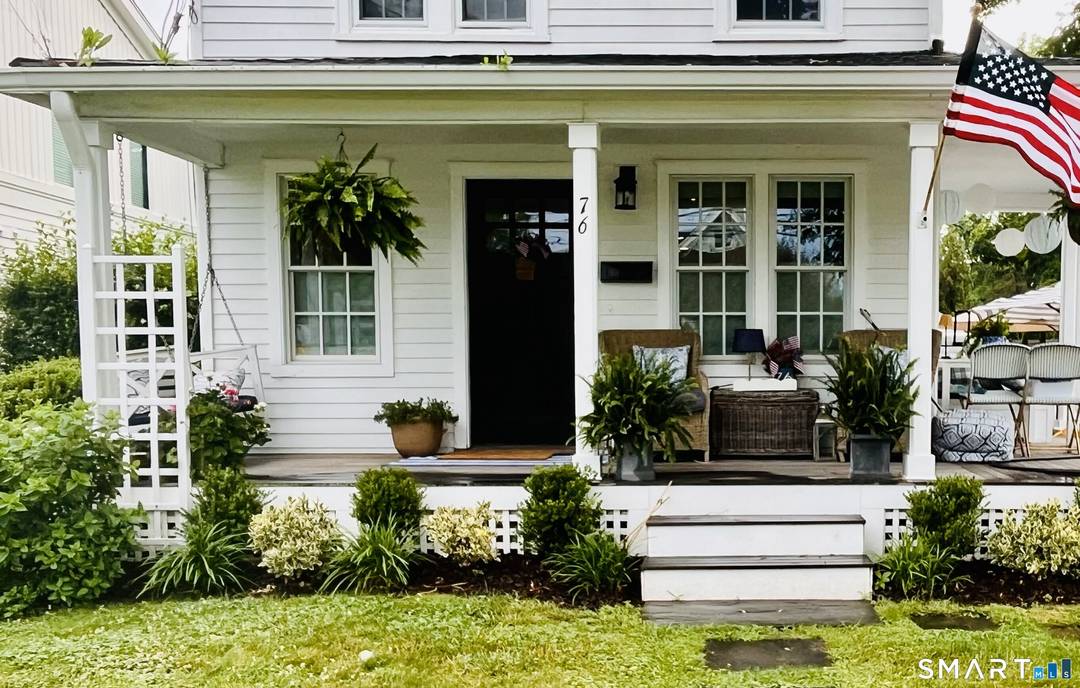 An in town gem ideally located near restaurants, shops, schools, and public transit this home is sure to be snapped up !