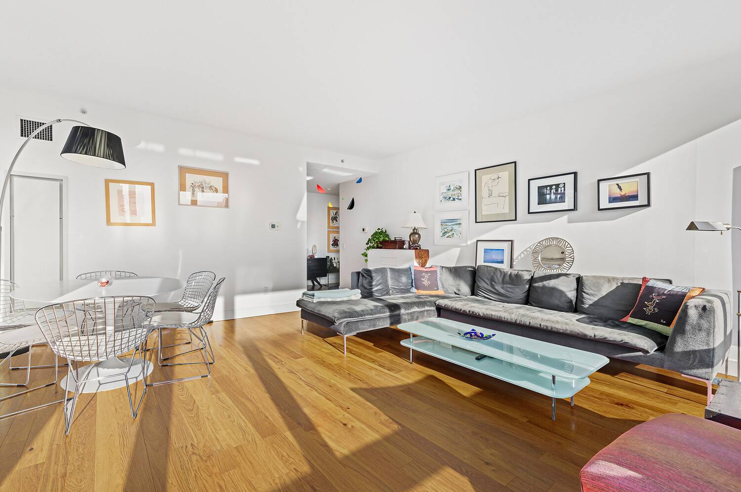 Day and night you'll have jaw dropping views at this high floor apartment at the Veneto Condominium.