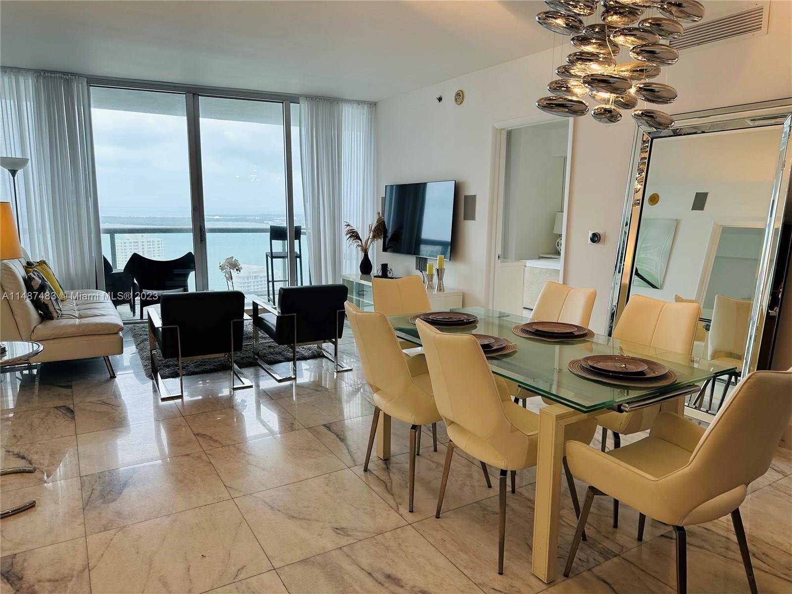 Icon Brickell, Stunning 2 bed 2 bath Den unit located on the 40th floor1, 313 sqft, large terrace with access from the living room and bedrooms, floor to ceiling windows, ...