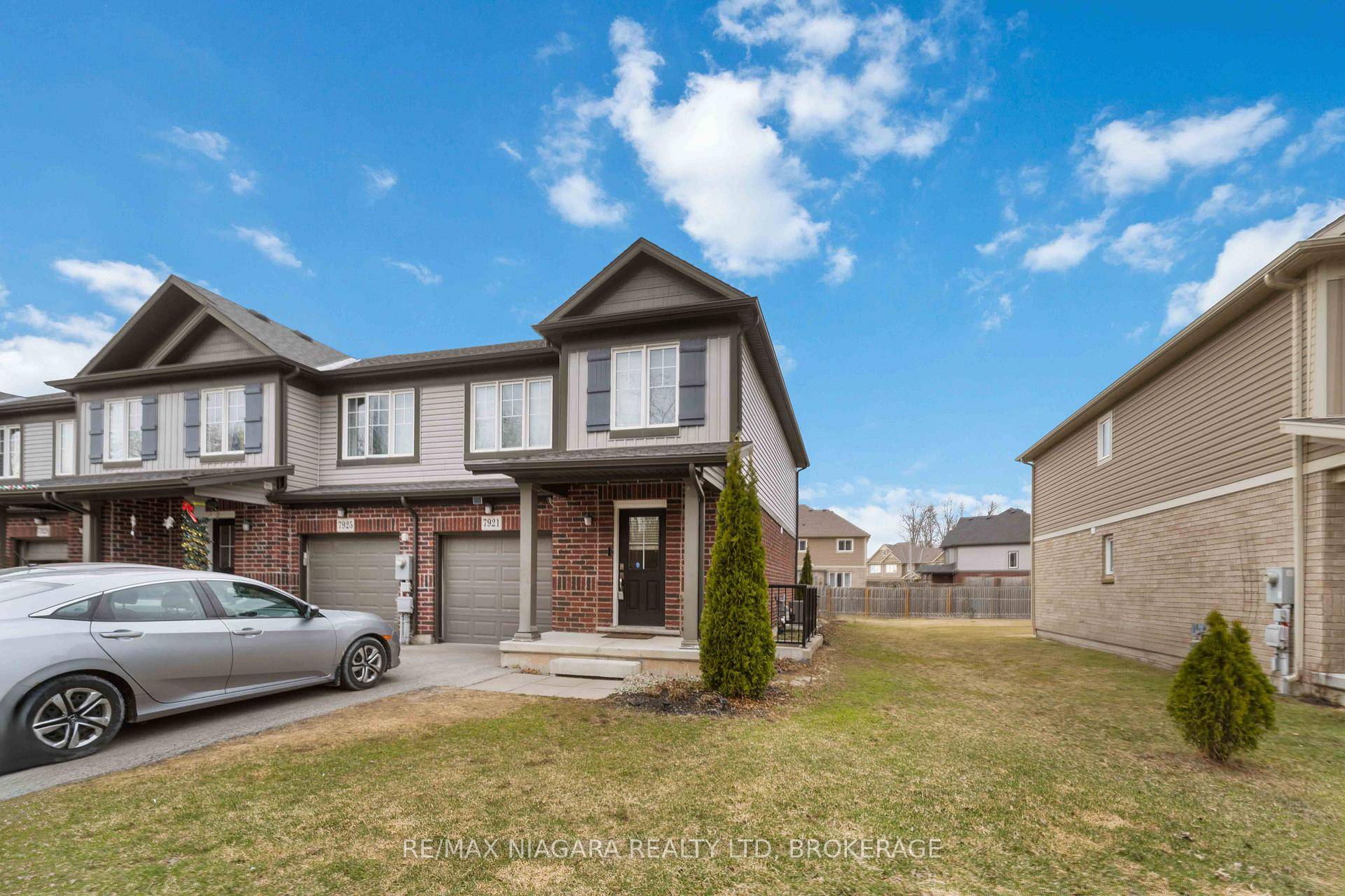 Well Kept End Unit Freehold Townhouse steps from Thundering Waters Golf Course !