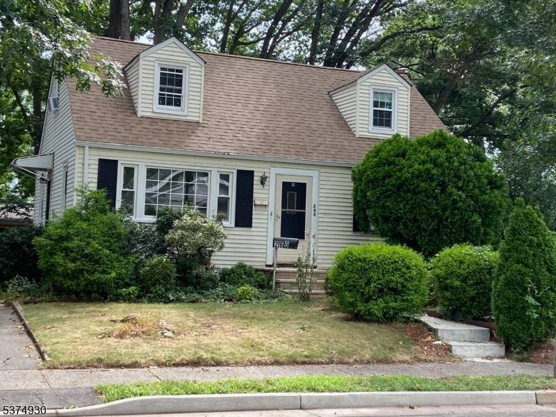 4 Bed 1 bath dormered cape, hardwood floor throughout first level, close to schools, spring lake park waiting for your creative ideas.