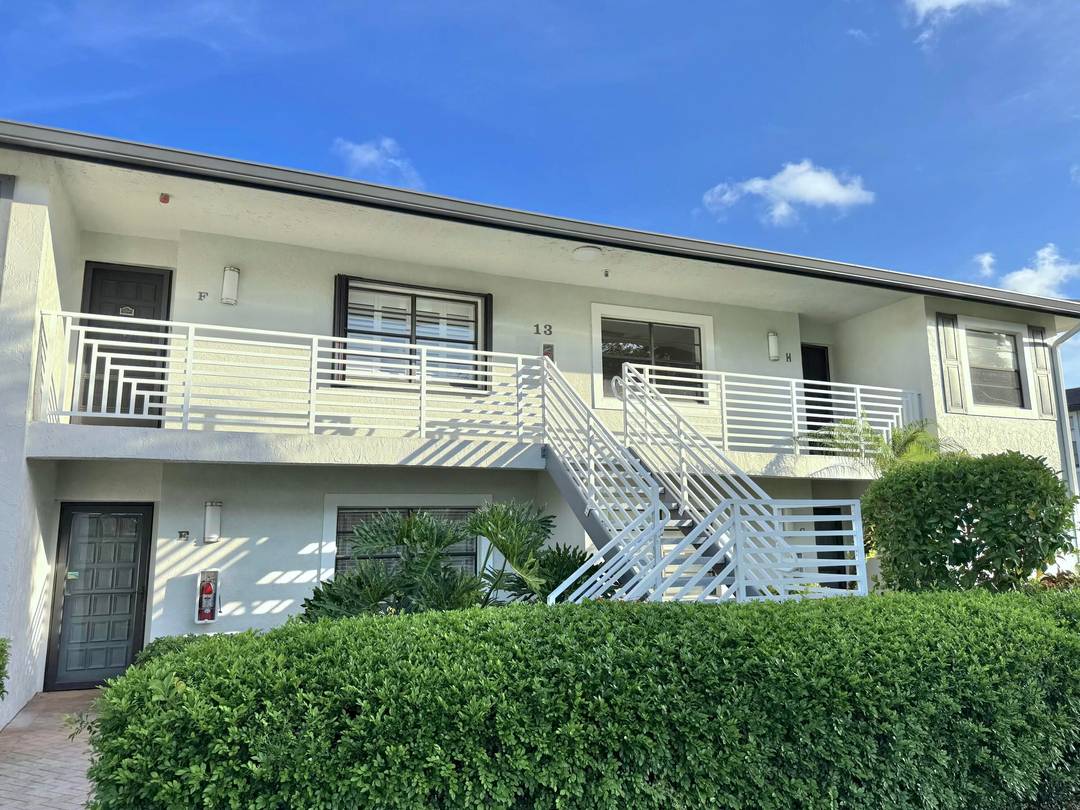 Renovated Turn key seasonal rental available for winter 2025 2026 with FULL Golf Racquet Membership !