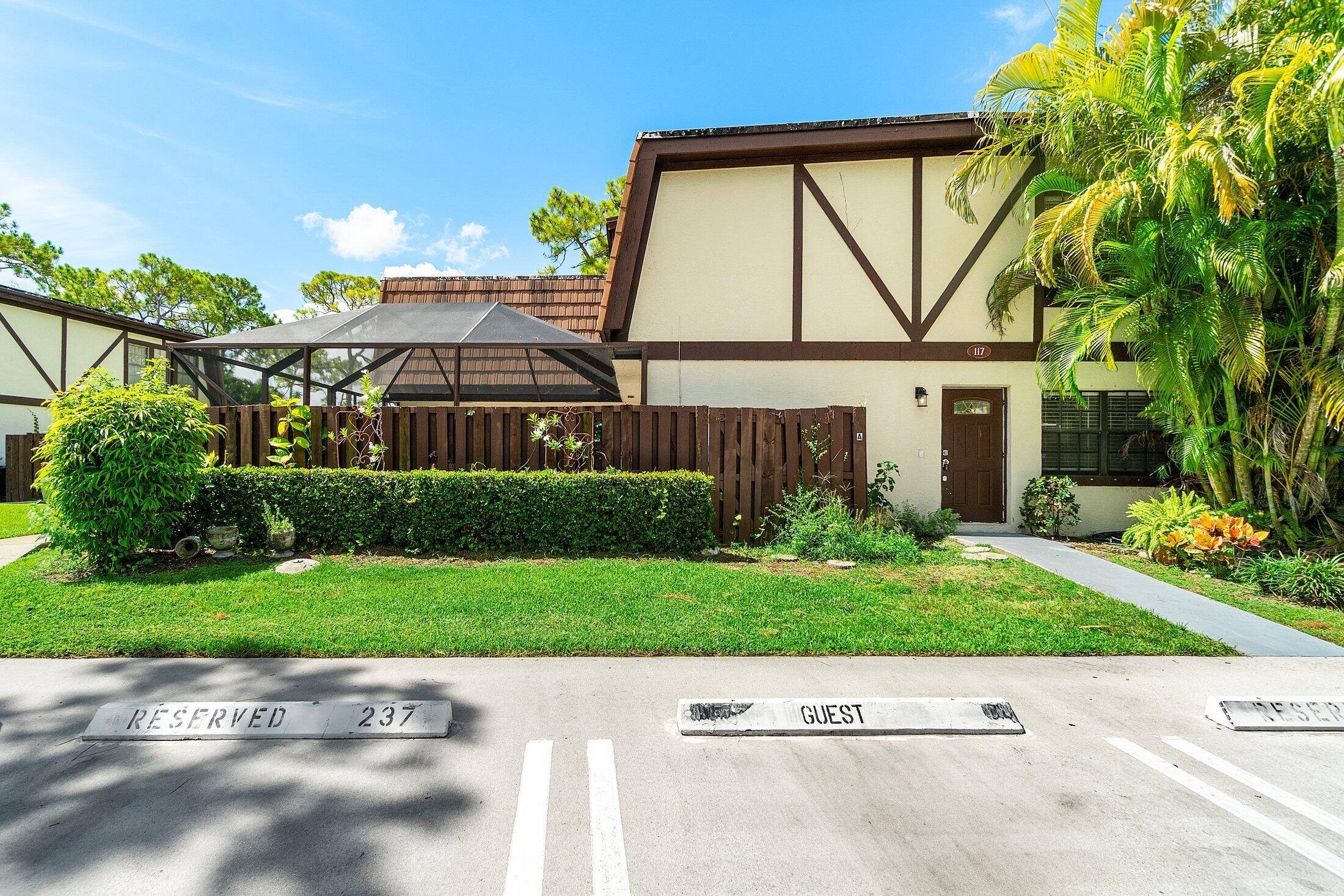 3BD 2. 5BA Quiet neighborhood close to shops dining.