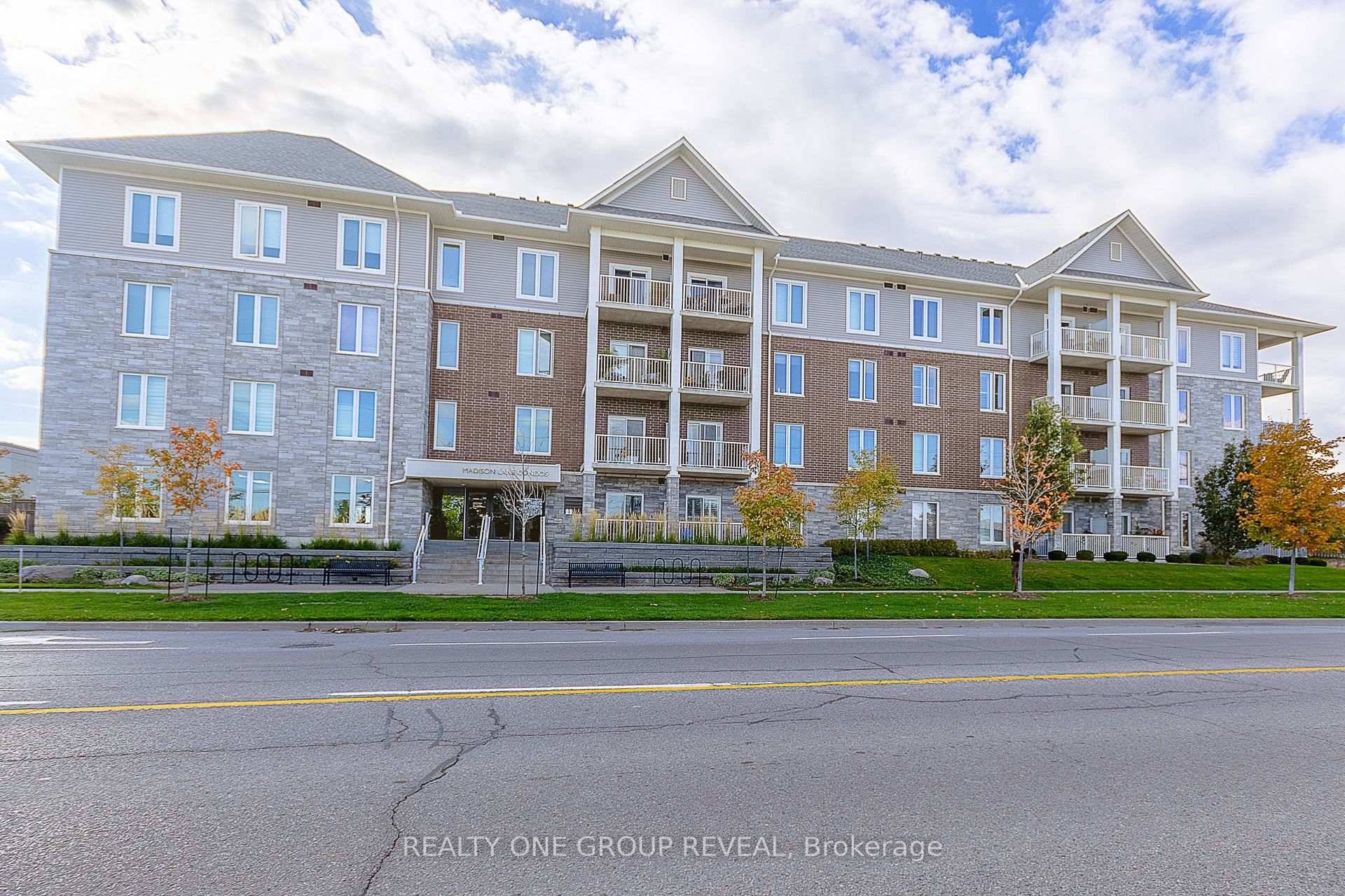 Top Floor Treasure in Madison Lane !