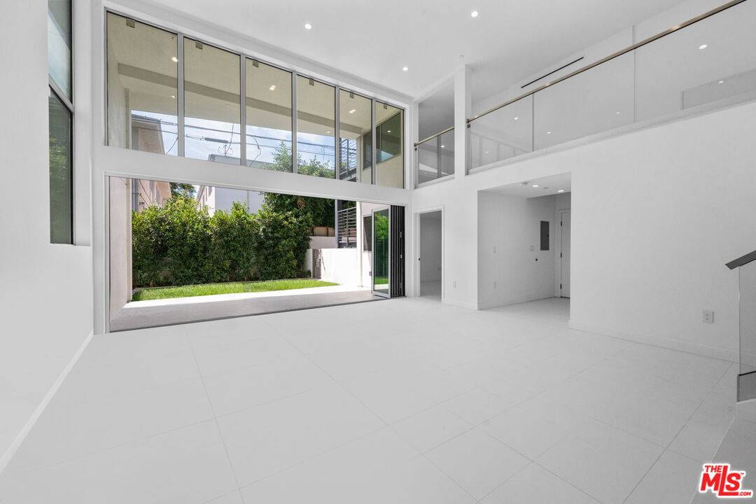 621  N Kings Rd 2BR Beverly Grove La