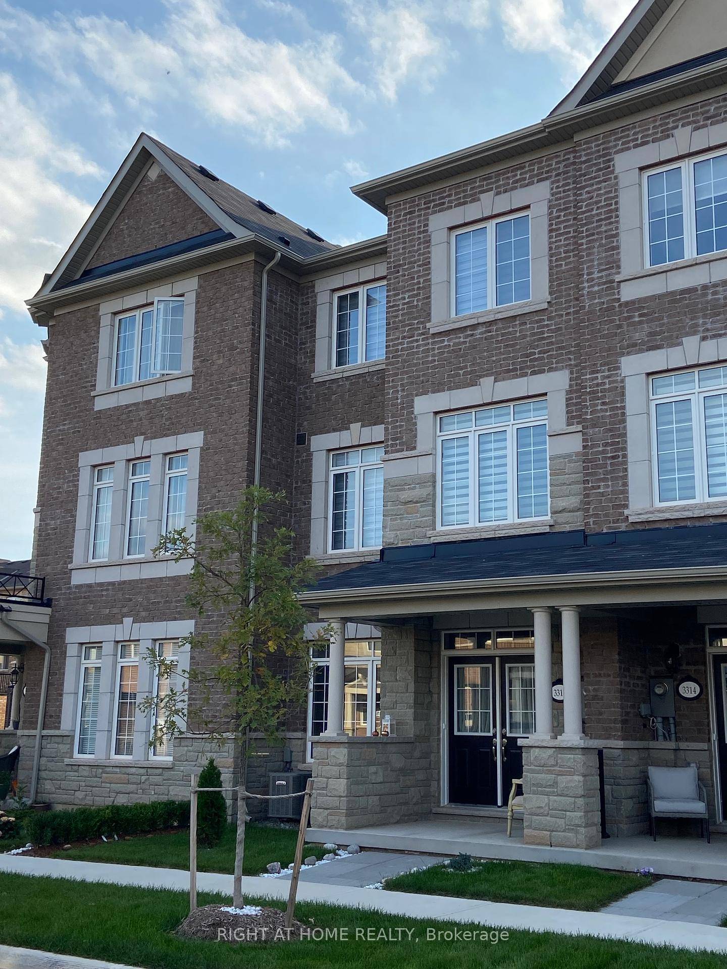 Modern 3 Story townhouse Located Near 6th Line Dundas On A Quiet Street, This property Boasts 3 Bedroom amp ; Double Car Garage, 2 Tier Balconies, Upgraded Kitchen Appliances, Granite ...