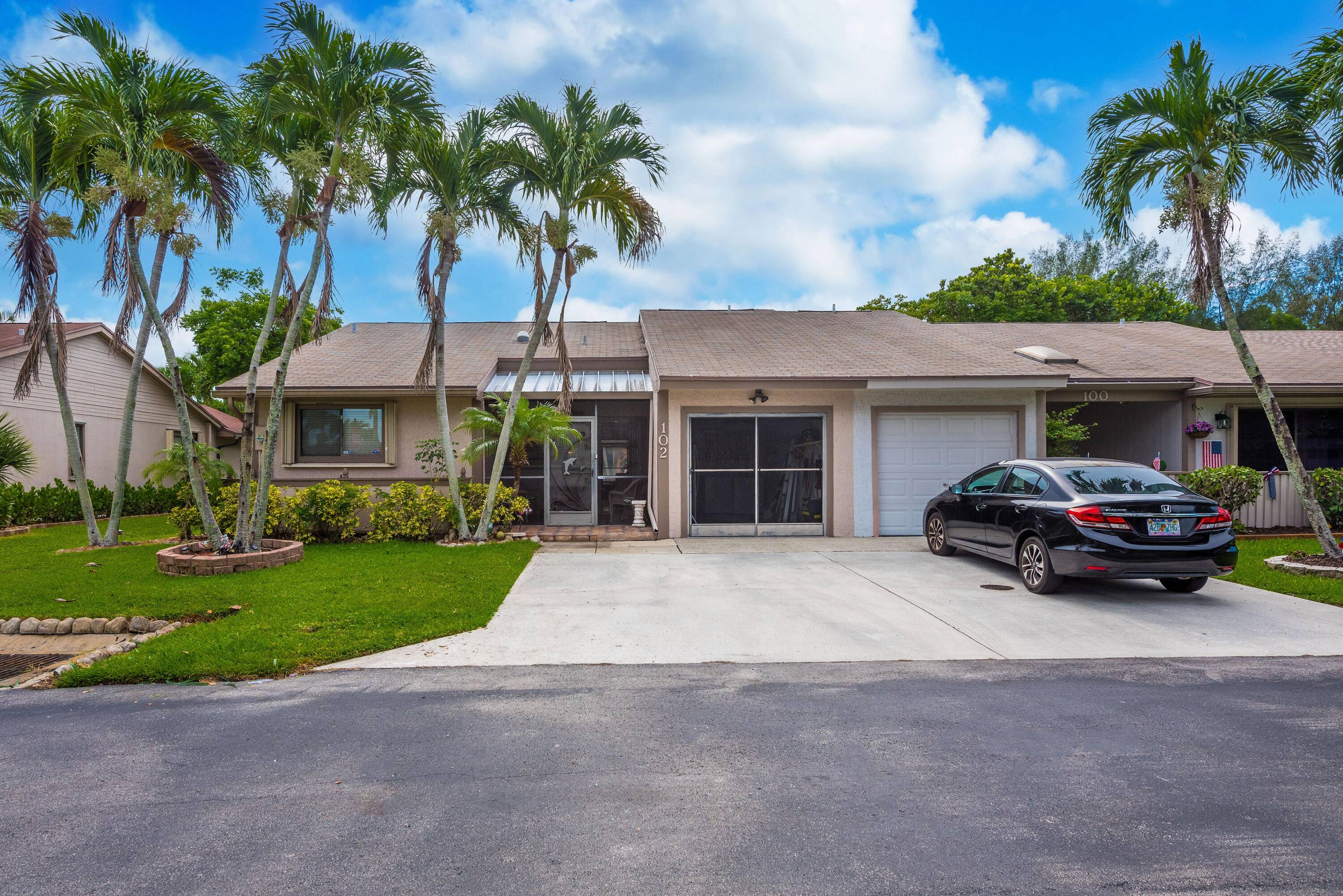 Welcome to this charming 2 bedroom, 2 bath villa located in a sought after community offering amazing amenities !