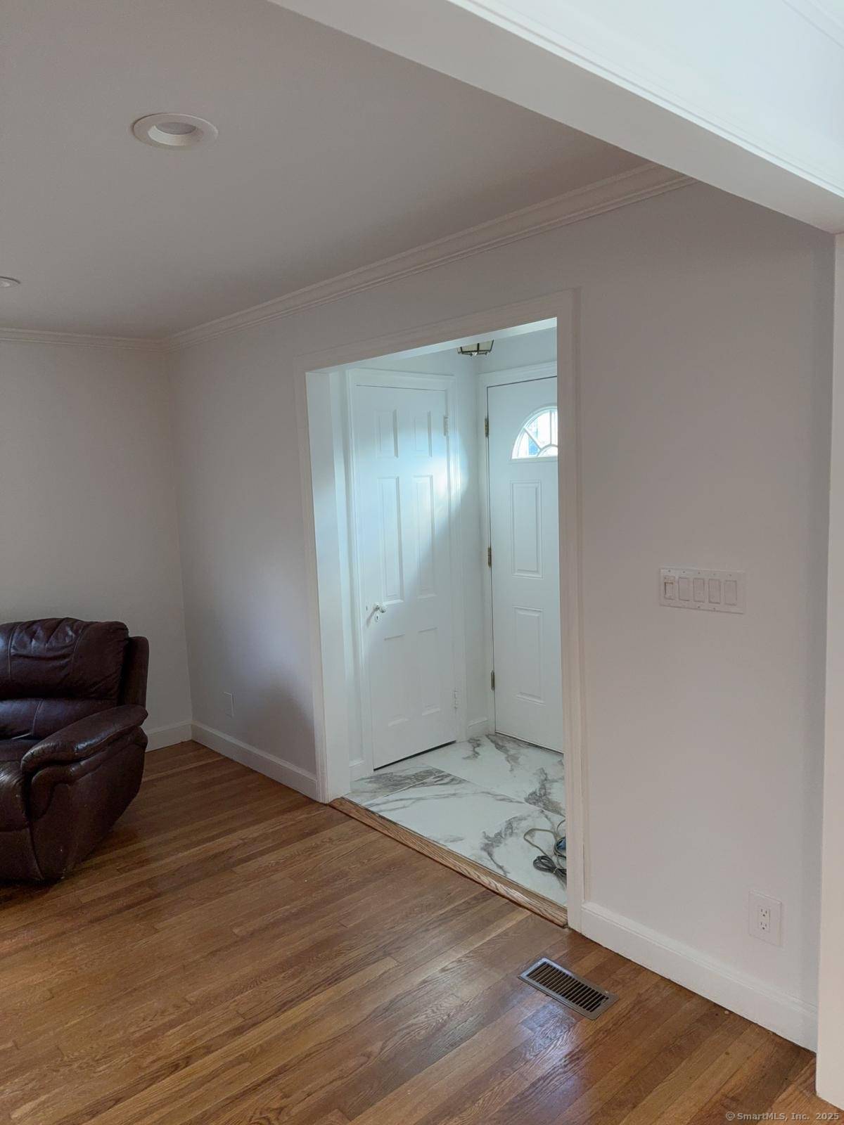 Move In Ready Colonial in desirable Pradise Green !