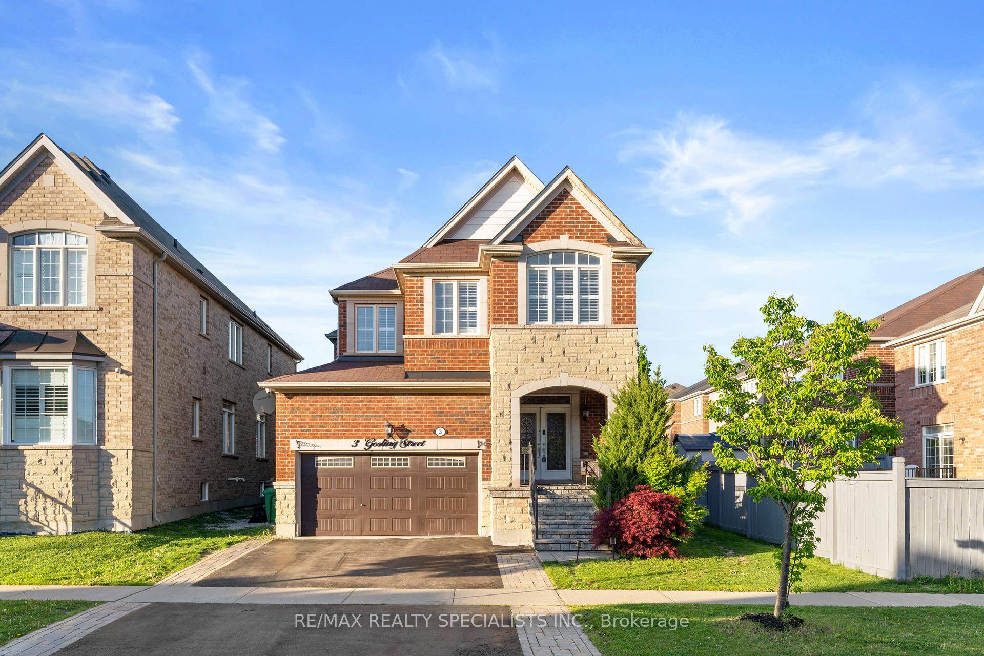 Stunning Regal Crest Home in Prestigious Mississauga Rd amp ; Financial Dr Area !