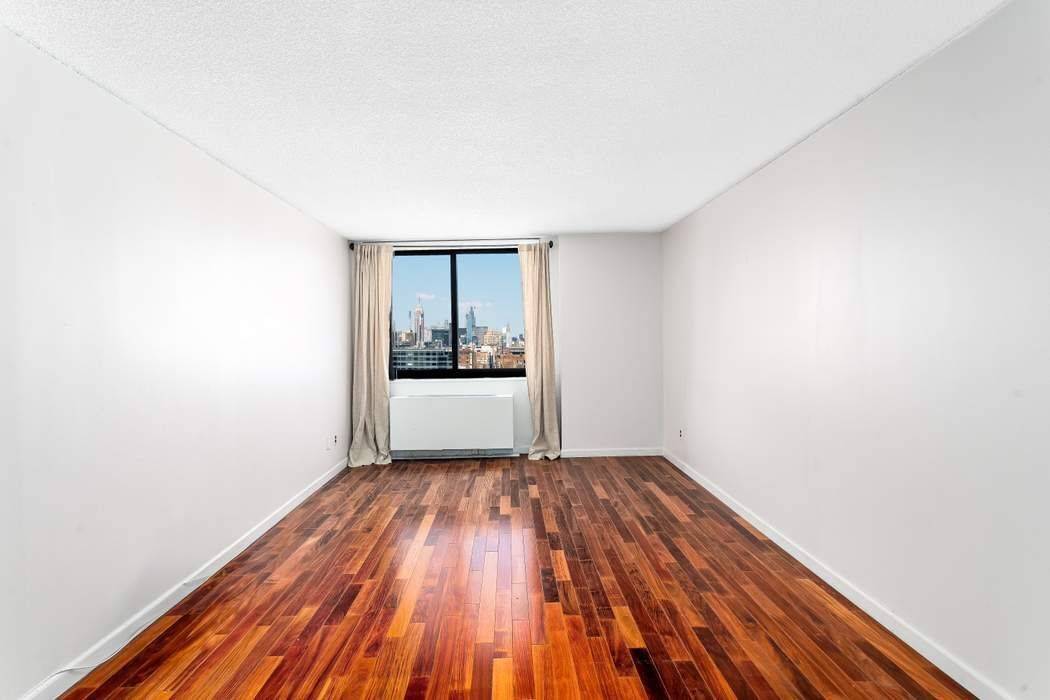 This one bedroom apartment in a downtown condominium is in a prime location on the doorstep of the best of what Lower Manhattan has to offer.