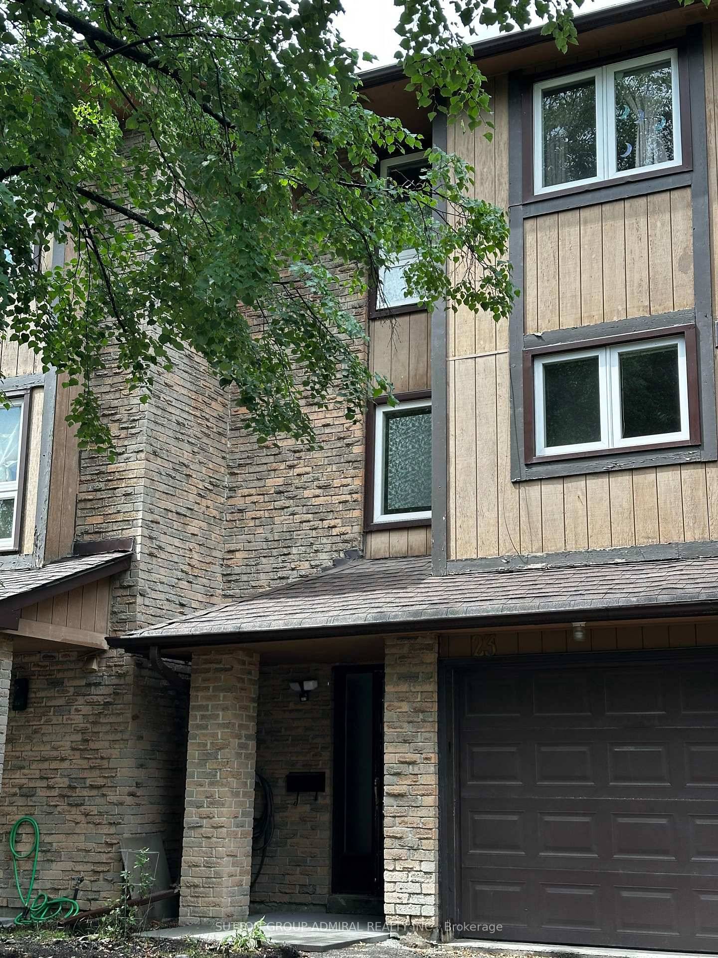 Great location in the Heart of Scarborough !