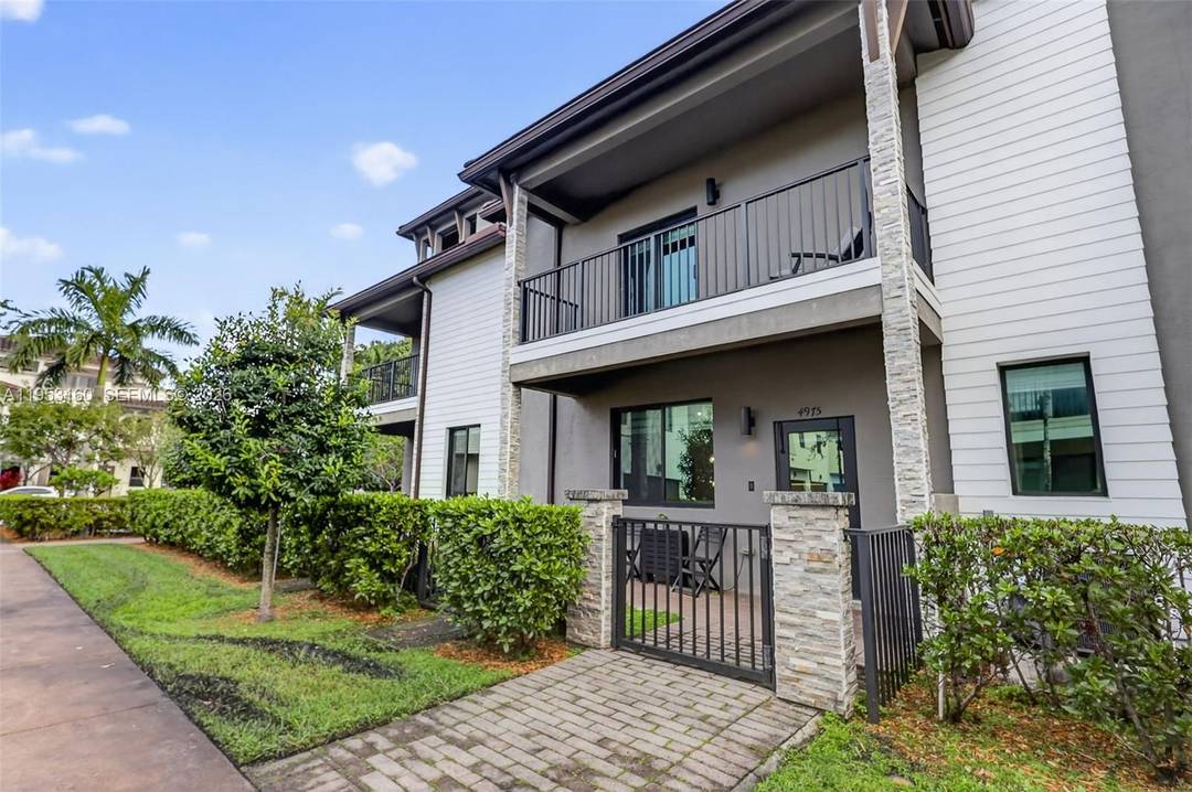 Welcome to this beautifully maintained 2 story townhouse in the sought after Urbana at Downtown Doral.