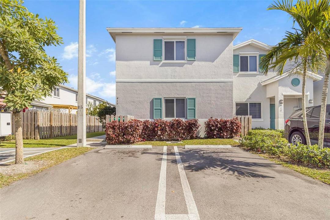 Beautiful 4 bedroom, 3 bathroom townhome in Florida City, built in 2021, offering modern comfort and style !