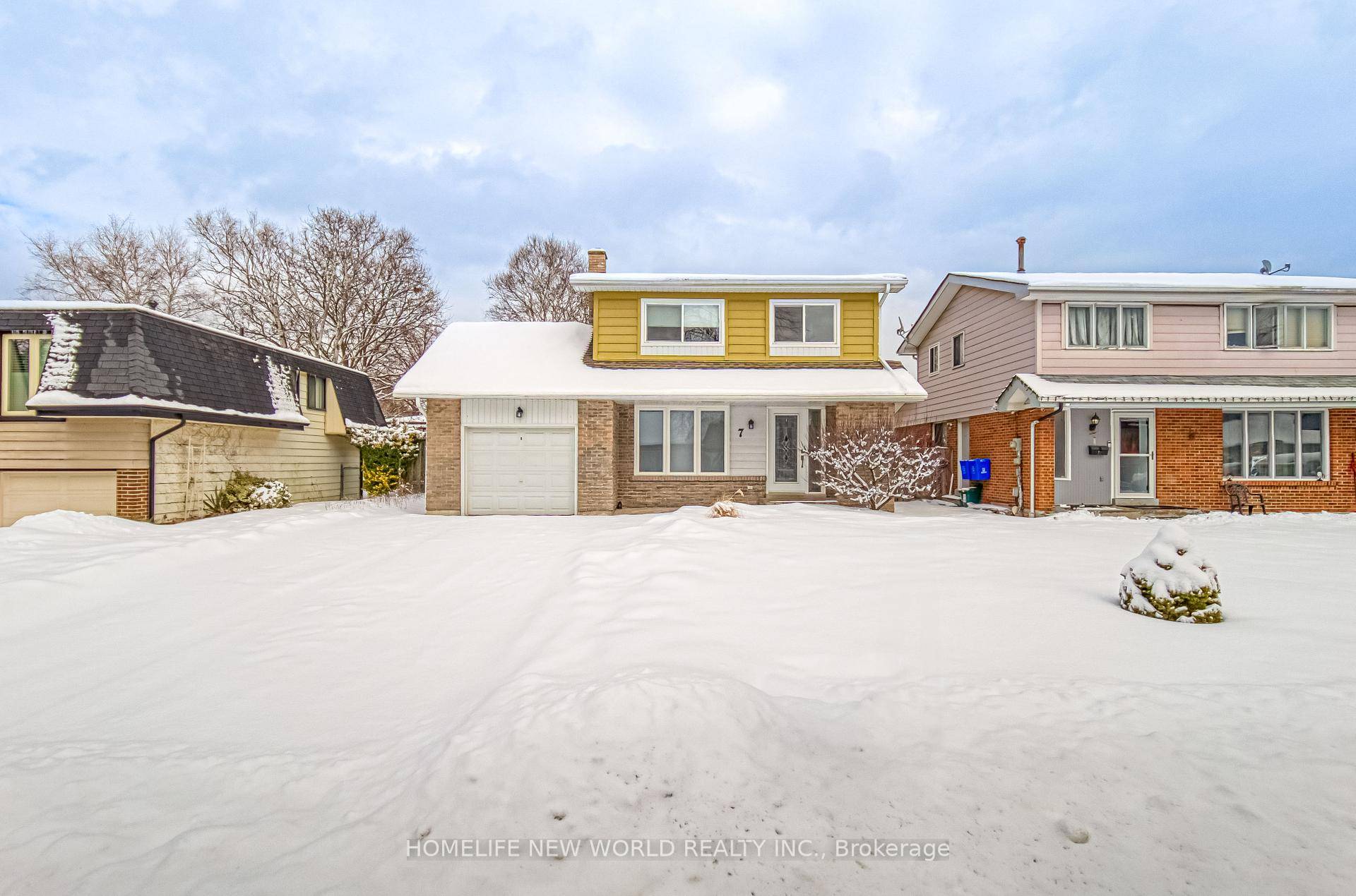 Location ! Large Four Bedroom Detach Home !