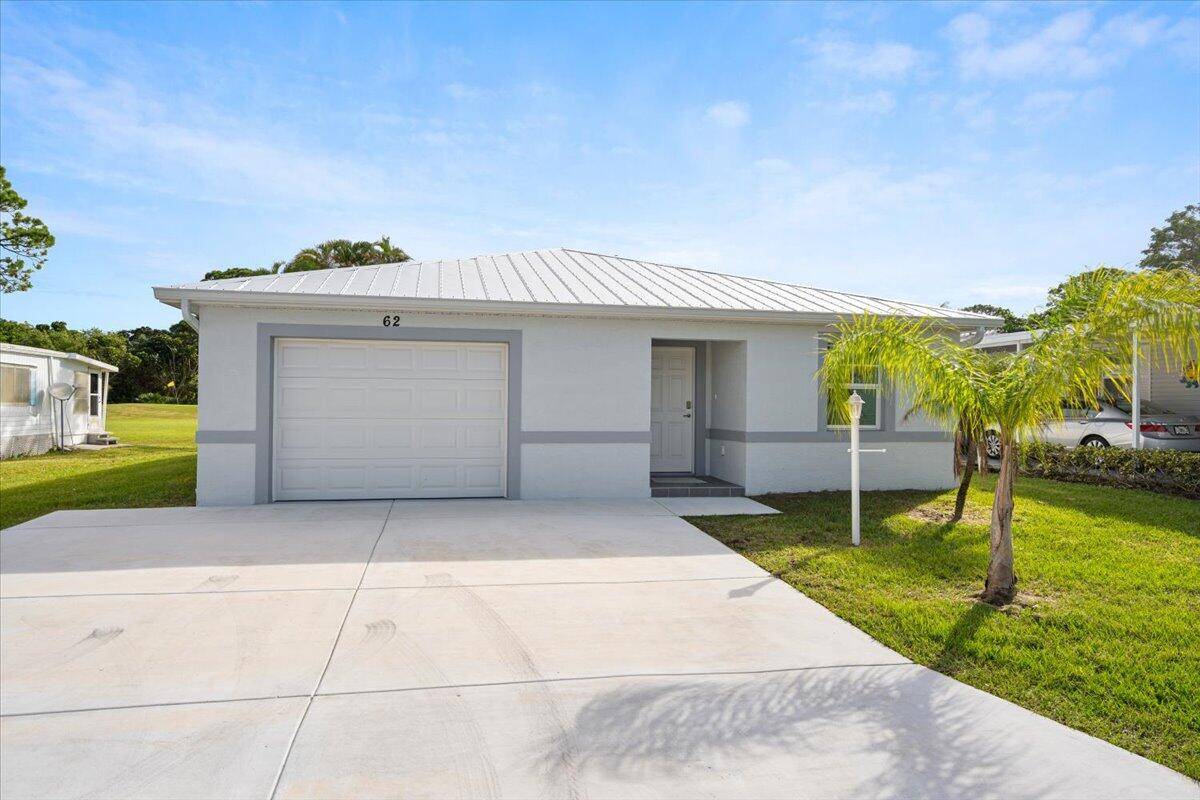 This 1 bedroom home with a den is as cute as they come located in Spanish Lakes 55 community.
