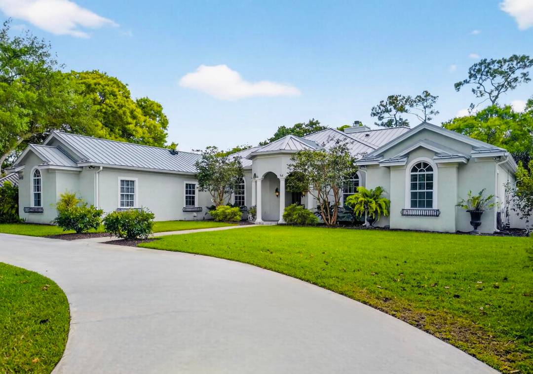 Experience the ultimate Wellington lifestyle in this impeccably maintained 4 bedroom, 3 bathroom estate situated on a lush, fully fenced, over an acre lot in the prestigious Paddock Park in ...