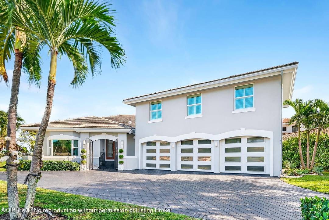 Bring your cherished antique and collectible cars to this spectacular contemporary residence, perfectly tucked away on a peaceful cul de sac overlooking the sparkling waters of Lake Mangonia.