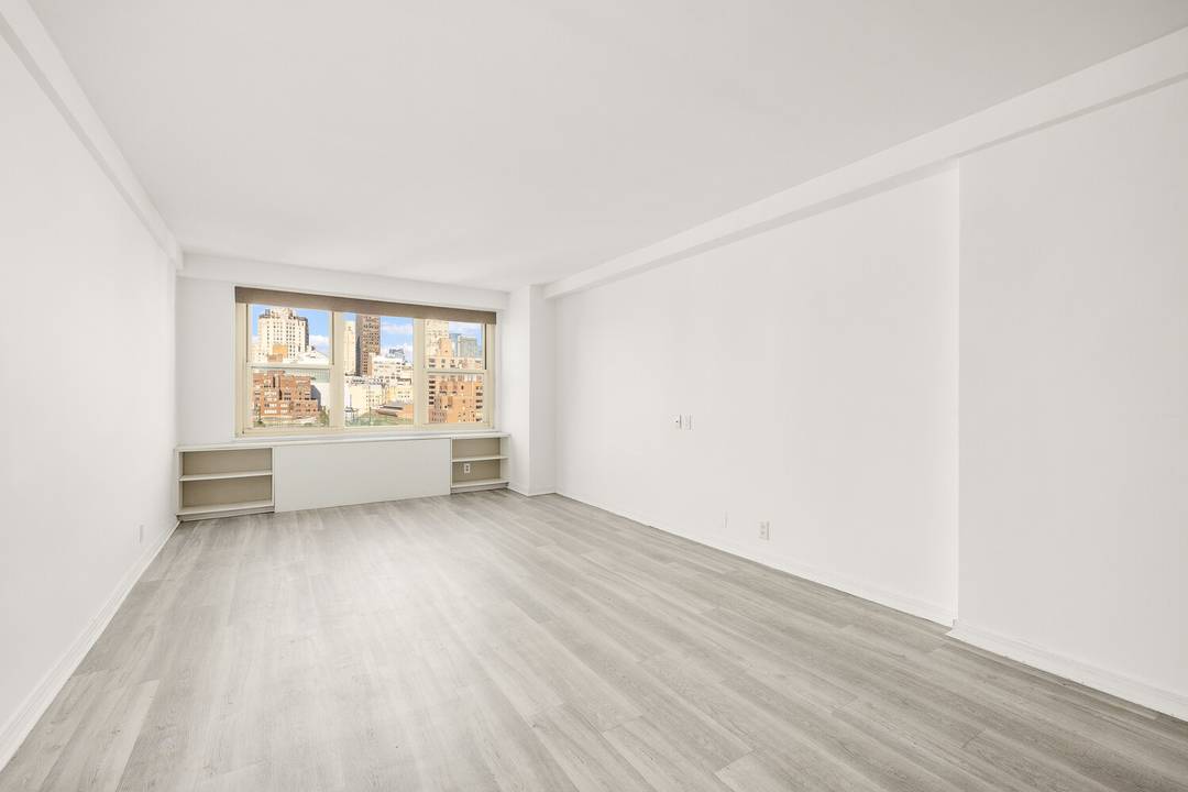 ICONIC MANHATTAN SKYLINE VIEWS AWAIT IN THIS MOVE IN READY KIPS BAY GEM.
