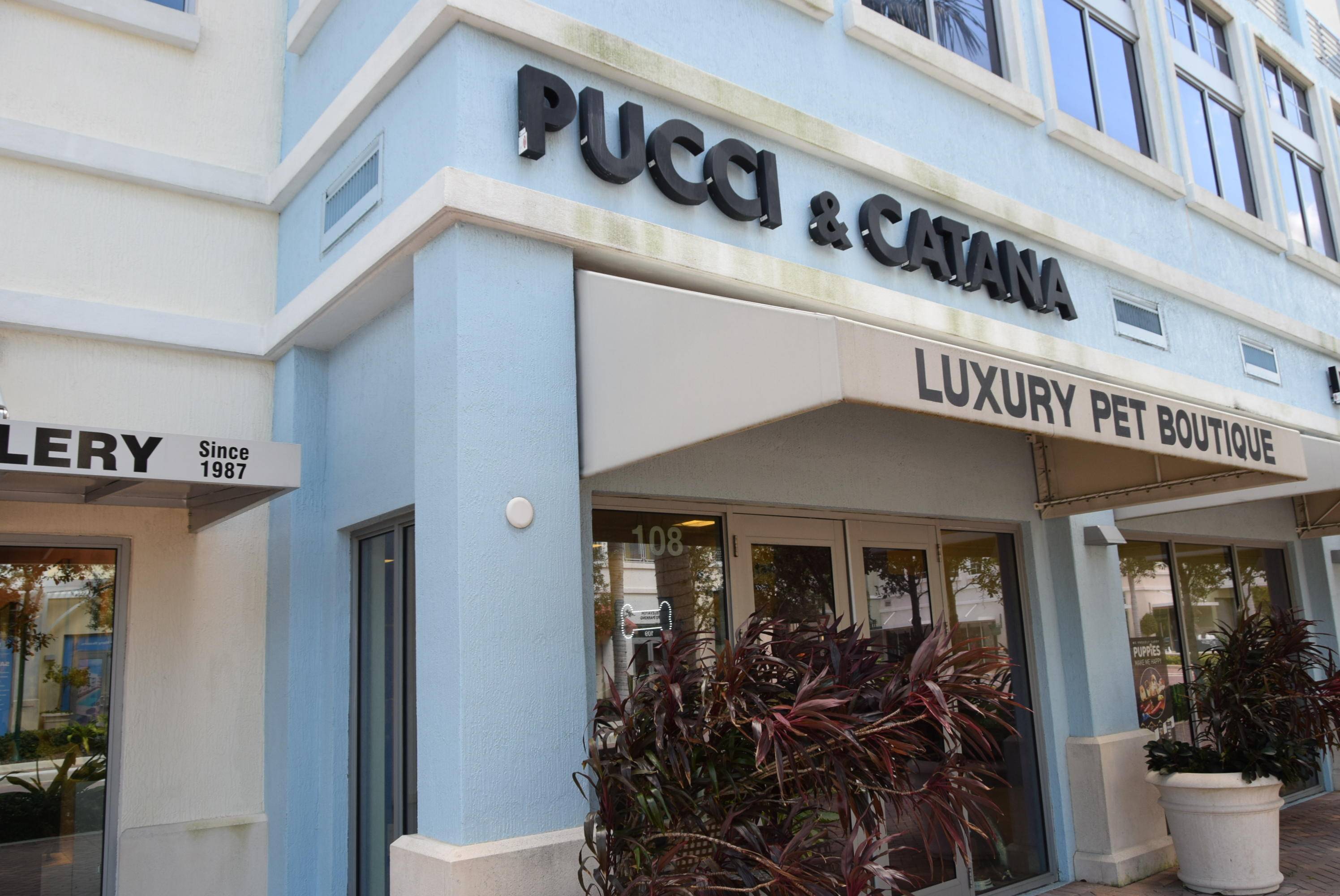 1, 897 SF retail officespace situated at the entrance of Harbourside Place.