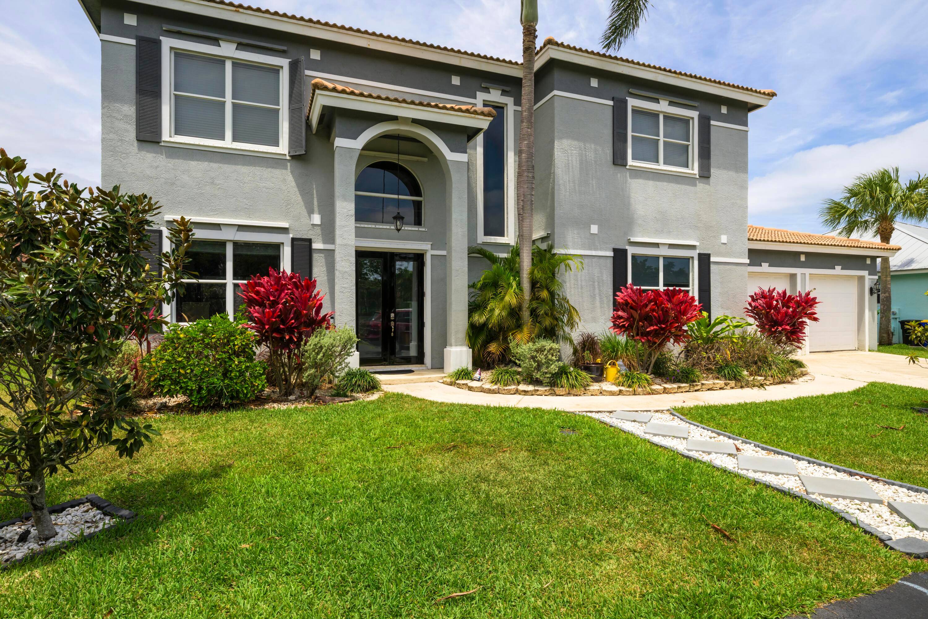 Welcome to Governors Landing, an exclusive boating community in quaint Hobe Sound !