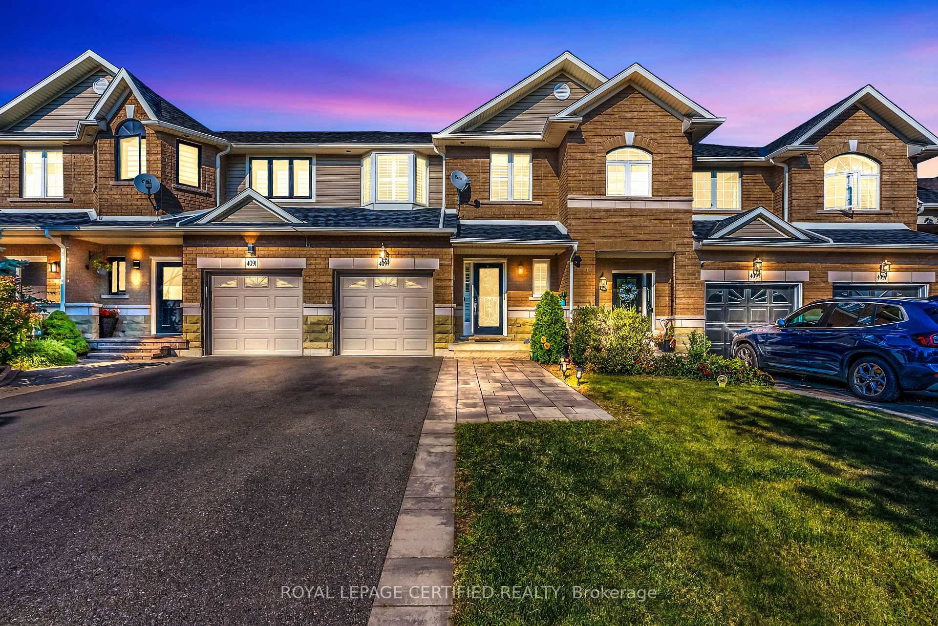 Beautiful 3 bedroom freehold townhouse located in the prestigious Millcroft community, featuring a premium ravine lot, and a double deck walkout basement !