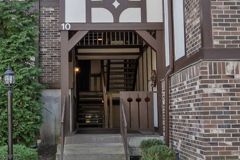 Lovely 2 bedroom 2 bath condo located in the charming residential community of Ridge Gardens.