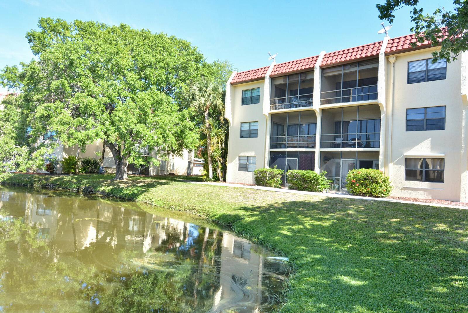 Spacious one bedroom condo with the potential to easily convert into a two bedroom.