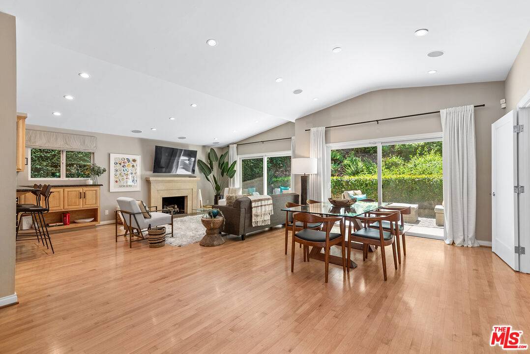 1585 Benedict Canyon Dr 2BR Beverly Hills Post Office | B.H.P.O. La