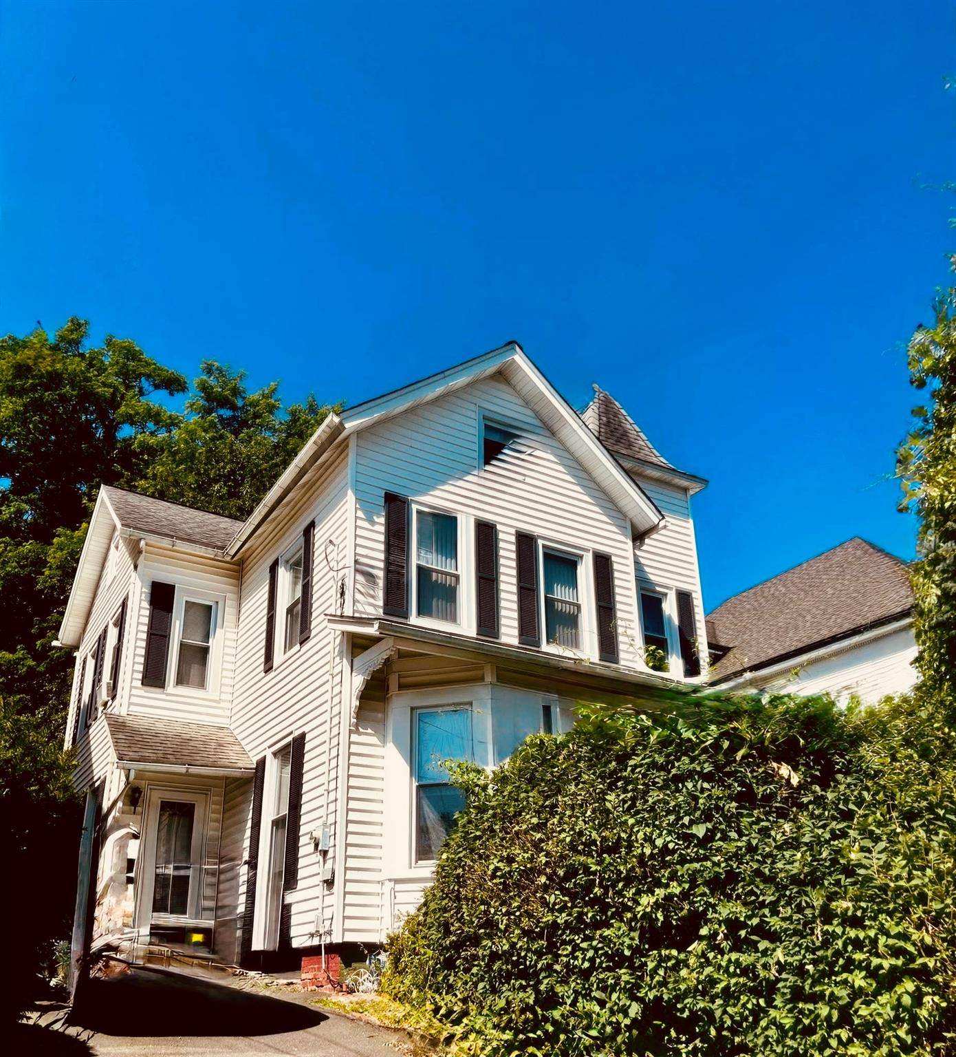 This meticulously maintained 4 bedroom residence showcases a spacious yard, cooks' kitchen, formal dining area, family room, and finished basement.