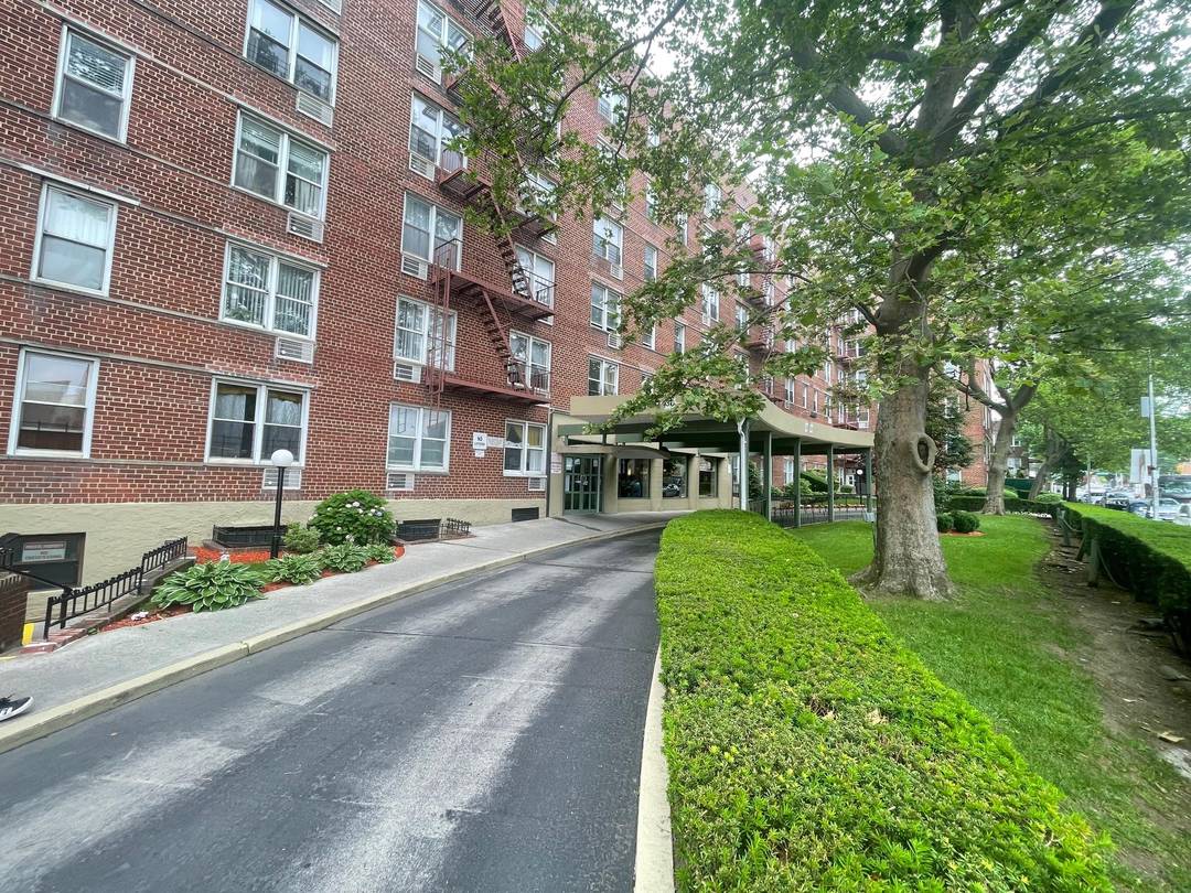 Rare find 2 bedrooms with 2 full bathrooms co op apartment in south Corona and forest hills border area, very convenient location close to LIE and Grand central parkway, this ...
