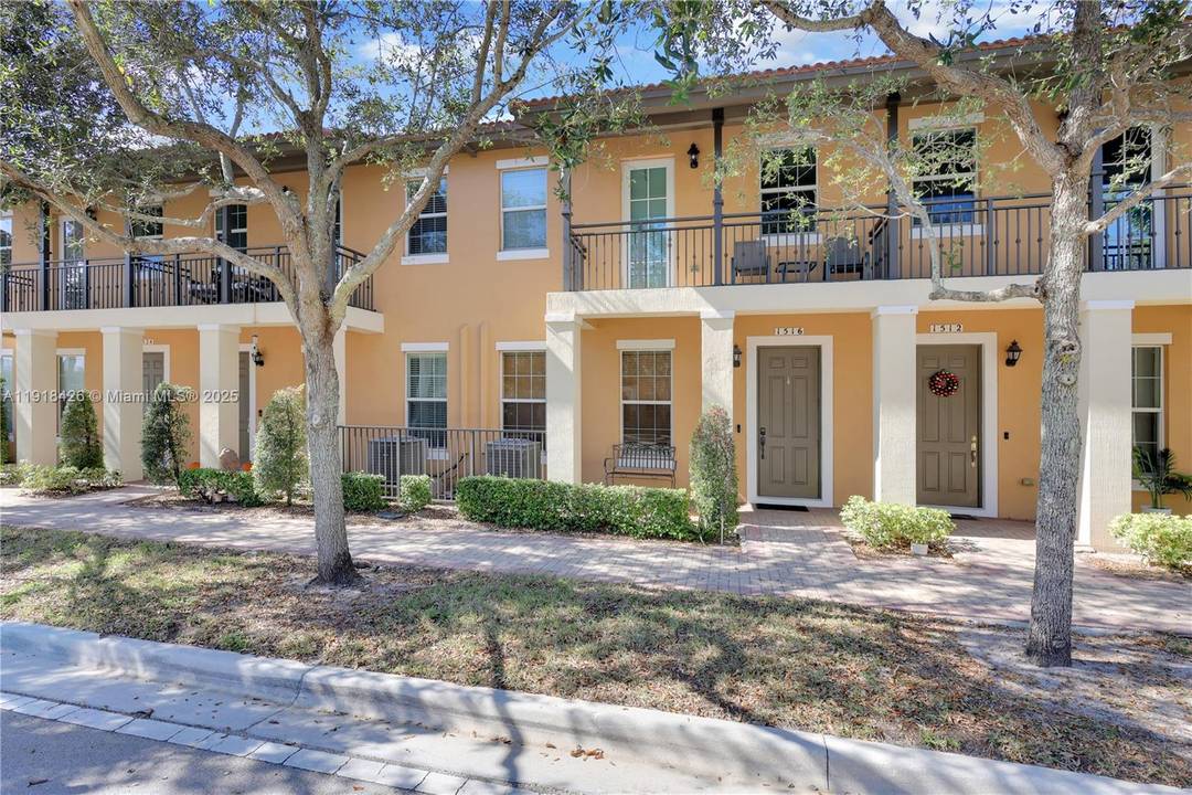 Welcome home ! This 3 bedroom, 3 full bathroom home is located in the sought after community of Cobblestone in Pembroke Pines.